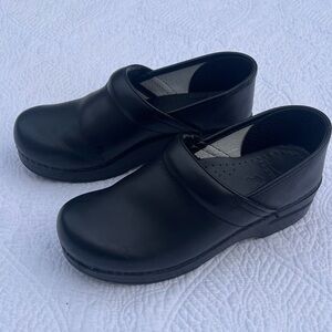 Dansko Professional Black Leather Clogs Women EU 38 (US 7.5-8) Light Wear
